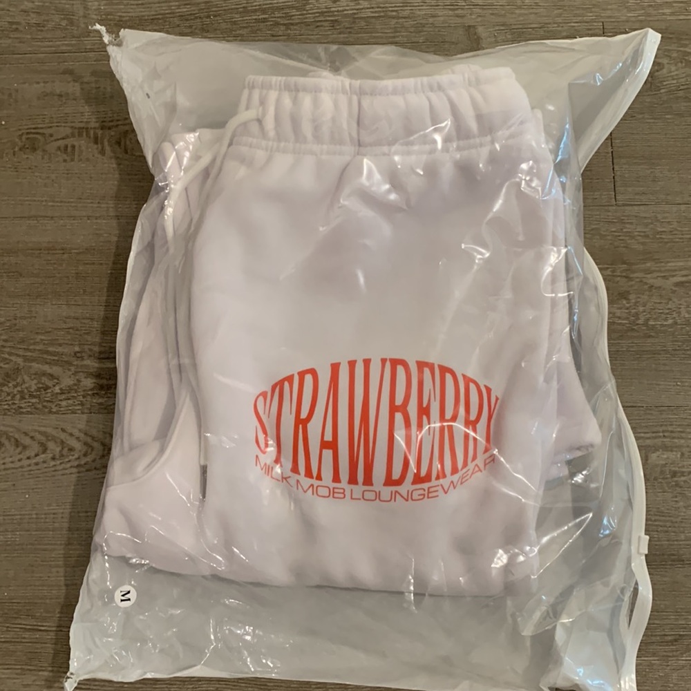 Strawberry Milk Mob - White Sweat Set - Picture 8 of 9